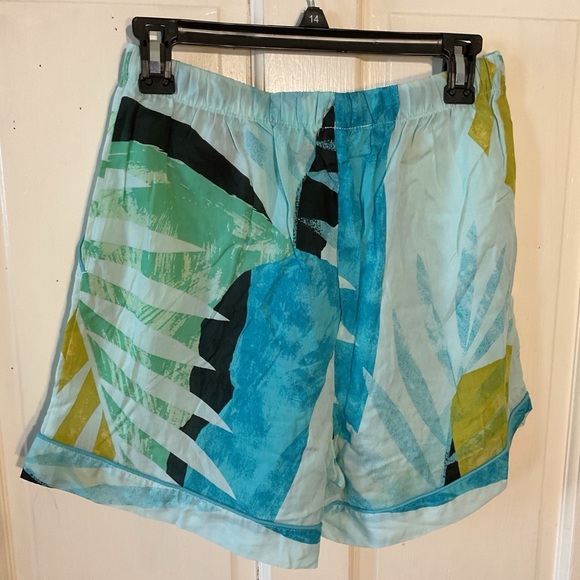 Womens pull on Shorts size small - Picture 2 of 3